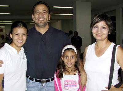 A Cancún viajaron Lulú Carrillo, Óscar Hernández, Neiry y Denisse Hernández.