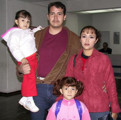  19 de noviembre 
A Tijuana viajaron Nohemí Acosta y las niñas Sasrahí y Daniela Valencia. Las despidió su papá José Luis Valencia.