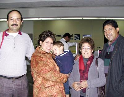 Cecilia de Lastra y José Manolo Lastra viajaron a Houston, Texas. Los despidió María del Carmen Escamilla, Jorge Carmen y Eduardo Cardiel.