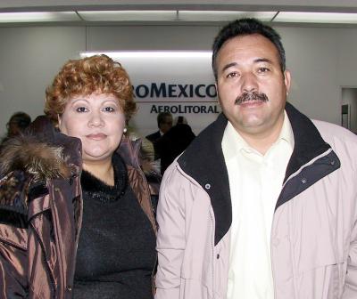 A la Ciudad de México viajaron Salvador Martínez y Laura de Martínez.