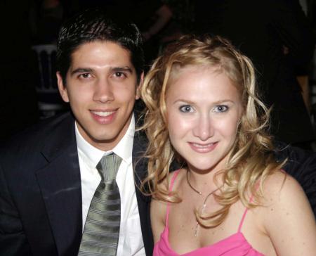 Alan Garza Tijerina y Mónica Fernández captados en un banquete de bodas.