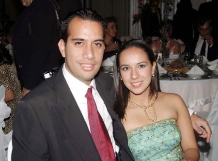 Gustavo Canales Robes y Carolina de la Garza en reciente convivio.