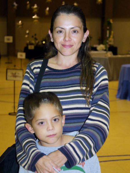 Lucía Madero de Porras asistió a una exposición acompañada de su hijo Javier.