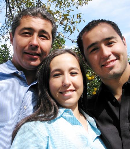  23 de noviembre  
Víctor, Cristy y Roberto Moreno Rodríguez en pasado festejo familiar