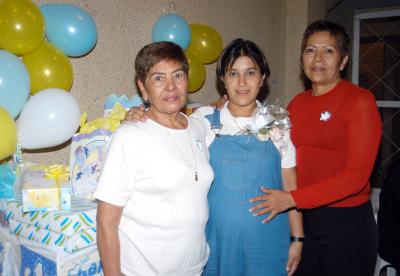 Isis Gabriela Morado de Ibáñez acompañada de las señora Delzina Herrera y Elvira Ibarra en la fiesta de regalos que le organizaron en días pasados por el cercano nacimiento de su bebé.