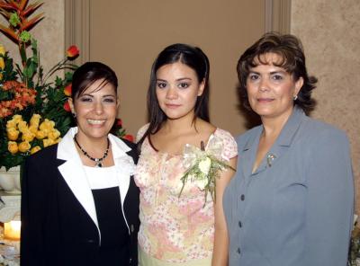 Alejandra Rodríguez Mazón acompañada de Martha Silvia Alanís de Mendoza y Deflina Manzón de Gutiérrez  en la despedida de soltear que le organizaron