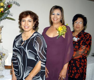 La festejada Belem Briones Morales acompañada de Diana Ramos y Belem Morales de Briones