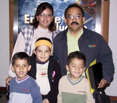 A España viajaron América, Patty, Laura, Rodrigo y Guillermo Garza.