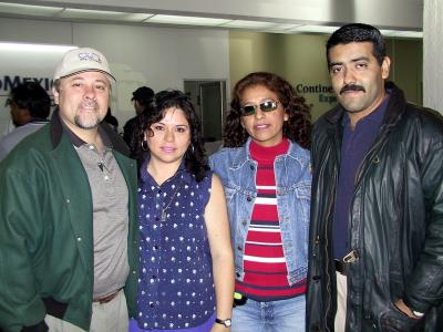 Alejandro y Nancy del Rey regresaron a Puebla y los despidierno Roberto y Maye Islas.
