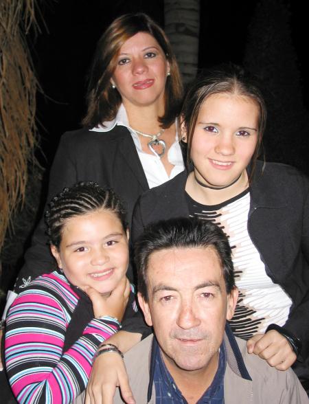 Luis Carrillo y Fabiola Zazueta de Carrillo en compañía de sus hijas Fabiola y Luz María.
