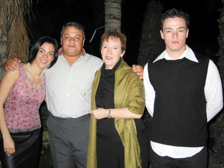  27 de noviembre  
Señores Óscar Russek y Luz María de Russek acompañados de sus hijos Karla y Óscar.