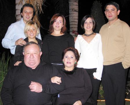 Carlos Carrillo y Lupita de Carrillo con sus hijos, Mauro, Priscila, Roberto, Claudia y Bárbara en pasado acontecimiento social.
