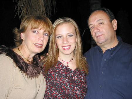 Jaime Carrillo y Bonnie de Carrillo con su hija Bonnie Carrillo Schultz.