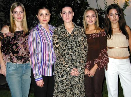 Mónica Gómez González en la despedia de soltera que le organizaron Alejandra de López, Mayra de Cayón, Alejandra de Mijares y Maribel López.