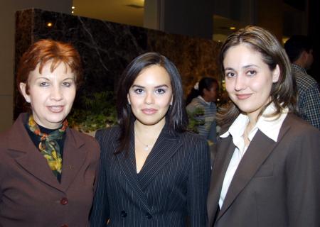  28 de  noviembre  
Telly Garza, Karina Duarte y Lizeth Baltierres.