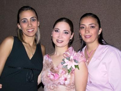  25 de noviembre  
Luisa Fernanda Tamos Araluce en la fiesta pre nupcial que le ofrecieron Begoña García de Nahle, Mercedes García de Cazaga y Mercedes Araluce de García.
