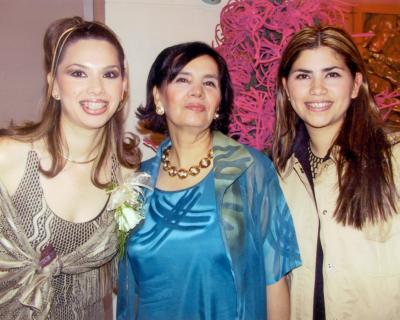 Karime Ceballos Martínez acompañada de su mamá María Teresa Martínez y de su hermana Marina Ceballos de Madrid.