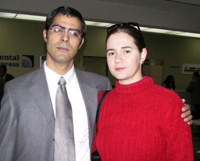 Para atender negocios relacionados a la telefonía celular, viajó a Hermosillo, Son., Osvaldo González, lo despidió Sandra Romo.