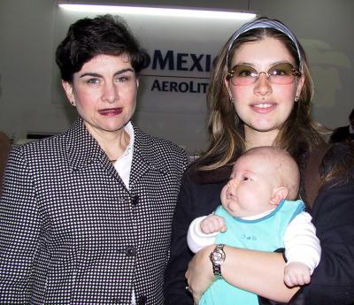 Alexandría Sabat y el bebé Santiago Sabat retornaron a la capital del país, los despidió Cecilia Ramírez.