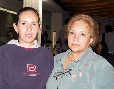 Alina Garza viajó a París, Francia para asistir al pre olímpico de ta kwan do, fue despedida por Lilia Garza.