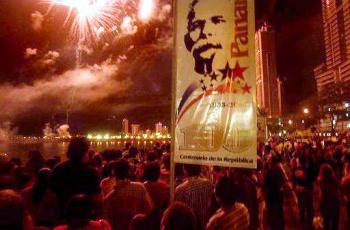 Millares de panameños se congregaron en esta parte histórica del país para ver un espectáculo de fuegos artificiales, disfrutar del repique de la vieja campana de la vetusta catedral y de los ritmos de las bandas y grupos folclóricos.