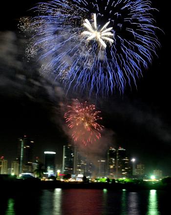 Los panameños celebraban el lunes los 100 años de separación de Colombia, uno de los cumpleaños más importantes de su historia, que hizo recordar la fiesta por el traspaso pleno del canal hace tres años.