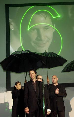 Sin importar la lluvia, el elenco de Matrix Revolutions, estuvo presente durante la cuenta regresiva que diera inicio a la premiere.