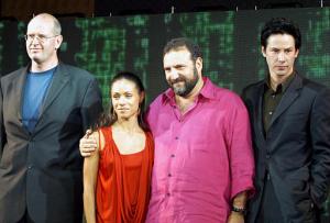 El actor Keanu Reeves junto con Geofrey Darrow, diseñador conceptual del filme, al actriz Jada Pinkett Smith y Joel Silver se trasladaron hasta Tokio Japón para presenciar el estreno de 'The Matrix Revolutions'.