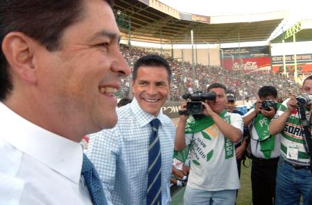 En la segunda parte, la situación continuó de la misma manera, con un Santos desbordado al frente y un Gallos Blancos en espera del contragolpe.

Parecía que sólo un milagro podría salvar a los laguneros y ése llegó a un minuto del final, en una descolgada por derecha de que concluyó con la pierna diestra Matías Vuoso al 89 para vencer a Cabuto y meter a su escuadra a la pelea por un boleto a la liguilla.