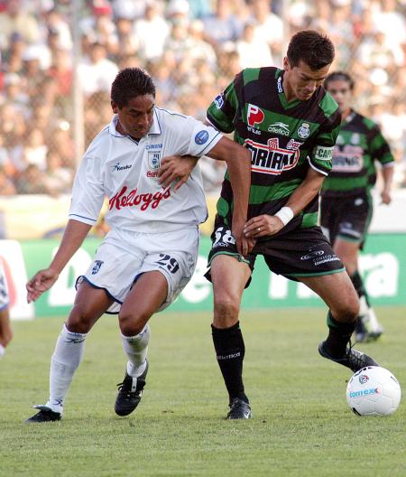 Ya sobre el final del primer tiempo, Santos logró el 1-1 con el tanto de Altamirano al rematar con la cabeza un centro enviado por el 'Pony' Ruiz y poner el balón lejos del alcance de Cabuto para lograr el angustioso empate al minuto 42.