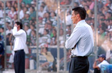 Santos insistió con los centros al área, pero los queretanos se veían cada vez más peligrosos al contragolpe y en un par de ocasiones puso en serios predicamentos a Alvarez, quien se salvó de otro tanto gracias a que Ochoa y Julio César Yegros no supieron concretar.