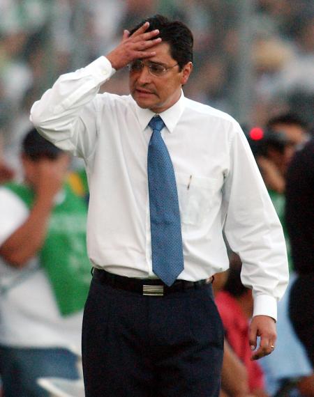 Fue el mismo Ochoa el encargado de cobrar el tiro desde los once pasos y lo hizo a la perfección, al colocar el esférico a media altura del poste izquierdo para vencer la estirada de Alvarez, para poner el 1-0, que nadie esperaba, al 22.