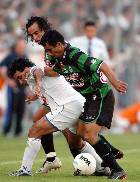 Mientras tanto, Gallos Blancos, con buen planteamiento defensivo intentó jugar al contragolpe que le dio resultado al minuto 20 cuando Ochoa entró al área santista y fue derribado por el portero Alexandro Alvarez para que se decretara la pena máxima.