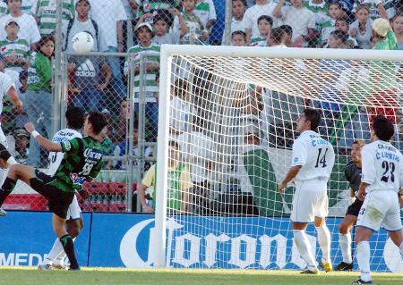Los arribos laguneros fueron insistentes pero con muy poca idea futbolística ya que abusaron mucho de los centros al área en busca de su delantero Jared Borgetti que estuvo bien marcado y poco pudo hacer para conectar uno de esos envíos.