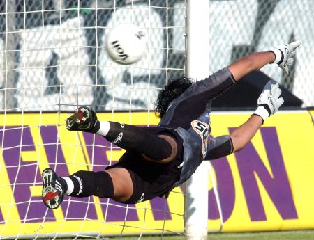 Bien se lanzó Alexandro Álvarez , pero no pudo evitar el gol de  Carlos Ochoa, mediante el cobro de la pena máxima. El portero de Santos Laguna se salvó de la tarjeta roja.