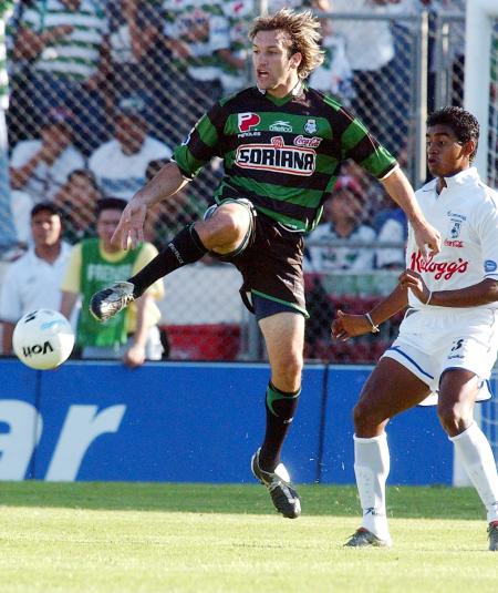 Un auténtico guerrero de la cancha es Vicente Matías Vuoso; el atacante argentino intenta hacer daño ante la marca de Margarito González.