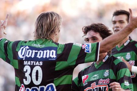 Gol del argentino Vicente José Matías Vuoso, en la recta final del partido, dio ayer el triunfo a los Guerreros del Santos Laguna sobre los Gallos Blancos del Querétaro por 2 a 1.