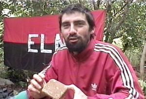 Los rebeldes han denunciado con insistencia la grave situación humanitaria de los indígenas y campesinos de la Sierra Nevada, donde combaten el Ejército, los guerrilleros y paramilitares de la ultraderecha.