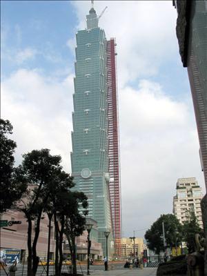 El edificio, conocido como Taipei 101, por el número de pisos estará totalmente operativo en otoño de 2004.