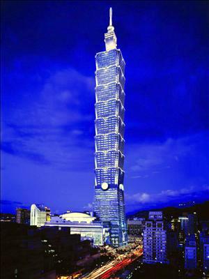 Al menos cien mil personas acudieron a la apertura al público del edificio Taipei 101 que, con sus 508 metros de altura, 101 plantas sobre la superficie y 5 de sótano, es el más alto del mundo.