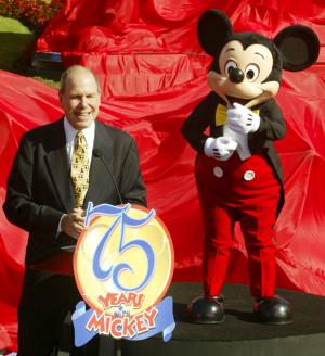 En total, los estudios Disney han recortado más de 700 puestos de trabajo y han reducido los salarios -en muchos casos a menos de la mitad- de los artistas que quedan, no más de 900 en el que era conocido como el mayor estudio de animación. Aunque se ha culpado de esta crisis a la falta de atractivo de la animación tradicional, con un público más agradecido con la animación por ordenador, los expertos aseguran que sólo se trata de una crisis pasajera.