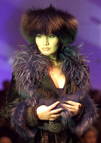 Una modelo desfila con uno de los diseños de Kazakh, quien se presentó con mucho éxito en la Semana de la Moda.