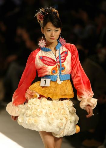 Una modelo desfila con una creación de uno de los diseñadores que participaron en el concurso de jóvenes creadores en el mundo de la moda.