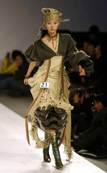 Cada una de las nuevas promesas en el mundo de la moda mostró sus creaciones ante un foro lleno de gente expectante.