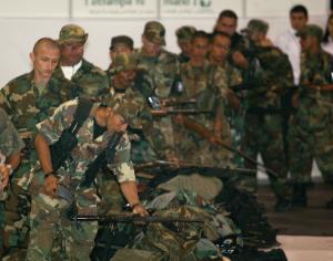 Un atronador aplauso dieron los 855 paramilitares tras escuchar sendos mensajes de saludo grabados en un vídeo desde sus escondites por los jefes político y militar de las AAUC, Carlos Castaño y Salvatore Mancuso, respectivamente, así como por el principal promotor del BCN Adolfo Paz, más conocido como 'Don Berna'.