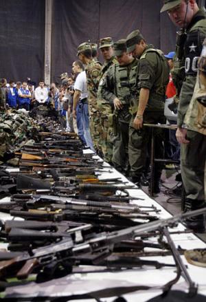 Las AUC afirmaron que la entrega de armas y uniformes es el primer paso para la desarticulación total de esa organización paramilitar de derecha.