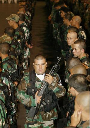 Unos 800 integrantes del Bloque Cacique Nutibara de las ultraderechistas Autodefensas Unidas de Colombia (AUC) entregaron sus armas a las autoridades, durante un acto efectuado en la noroeste ciudad de Medellín.