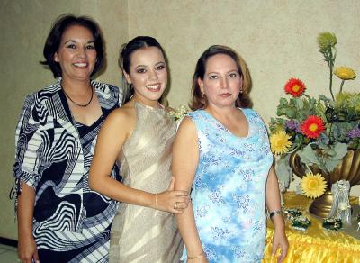 Lorely Rosalía Ceballos acompañada de las organizadoras de su despedida de soltera Myrna de Guzmán y Rosalía de Ceballos