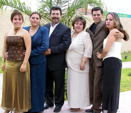 Cristy, Irma, Aída, Antonio, Irma y Edith Silva captados en pasada reunión familiar.