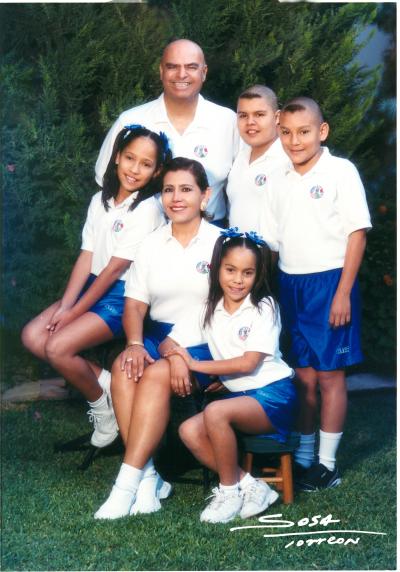 C.P. Humberto Sada Díaz de León y Blanca Olivia Cervantes de Sada con sus hijos Baruch, Barik, Brianda y Buggy.